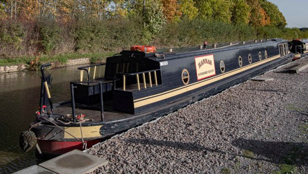 Elite 8 narrowboat photograph · view Victoria