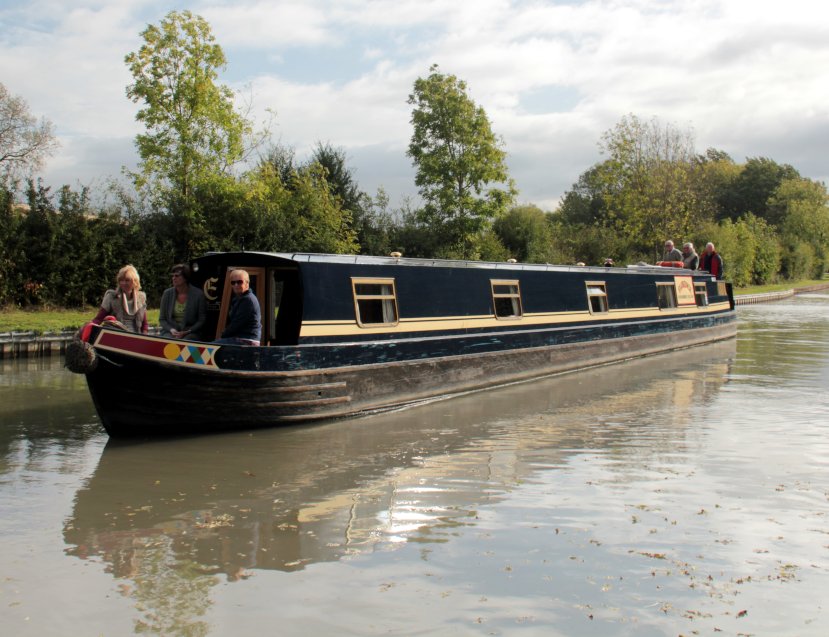 Elite 6 narrowboat photograph · view Elizabeth